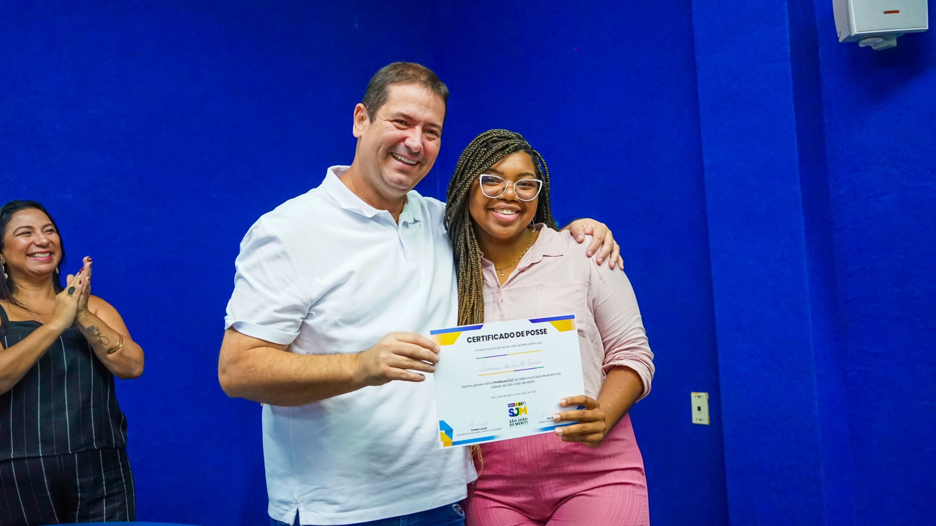O prefeito L&eacute;o Vieira e a professora Tarciane Sim&otilde;es durante a cerim&ocirc;nia de posse dos novos servidores da educa&ccedil;&atilde;o - Gilberto Rocha/ PMSJM