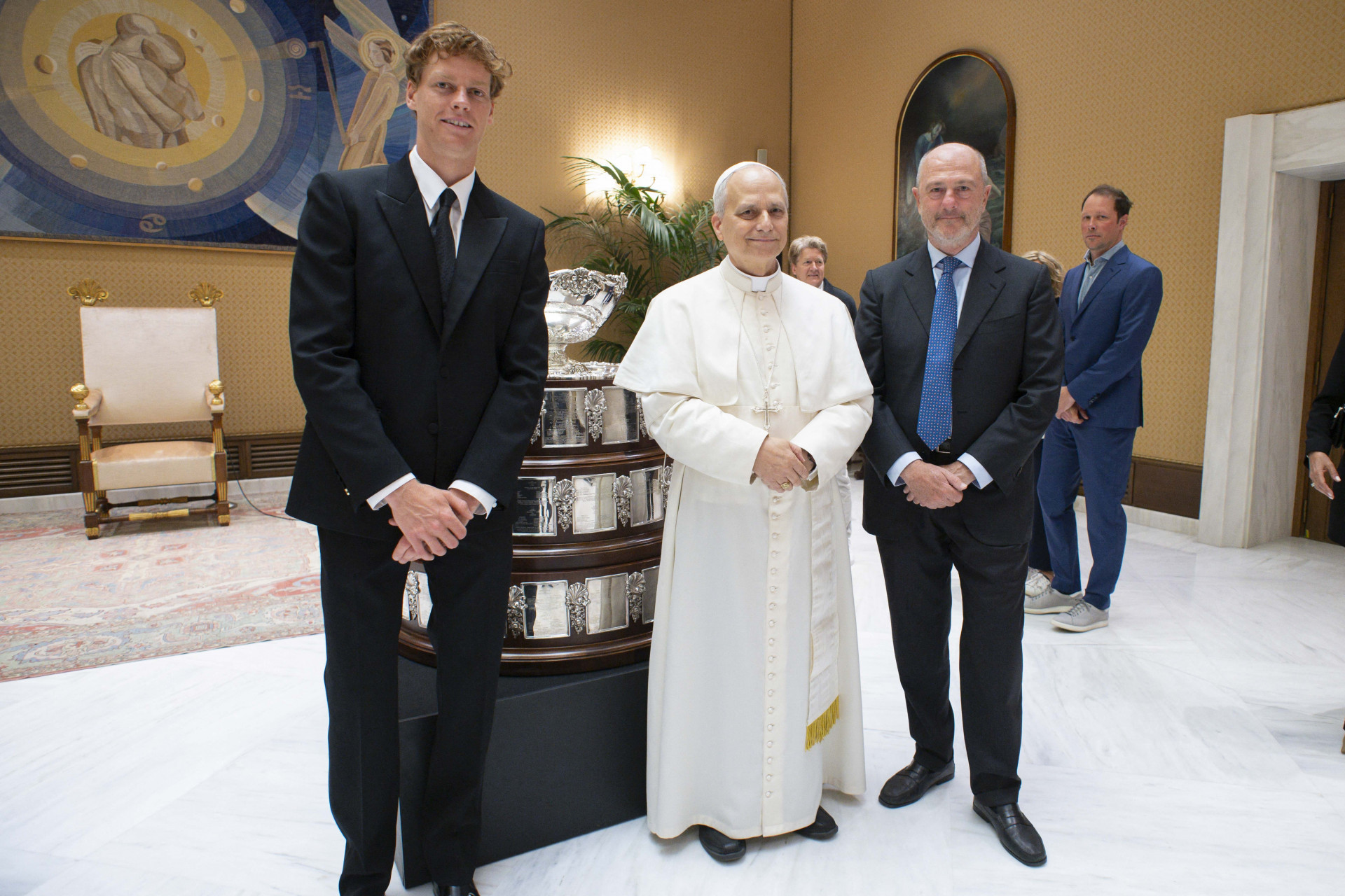 Novo papa, de 69 anos, é um fã de tênis e pratica a modalidade - AFP