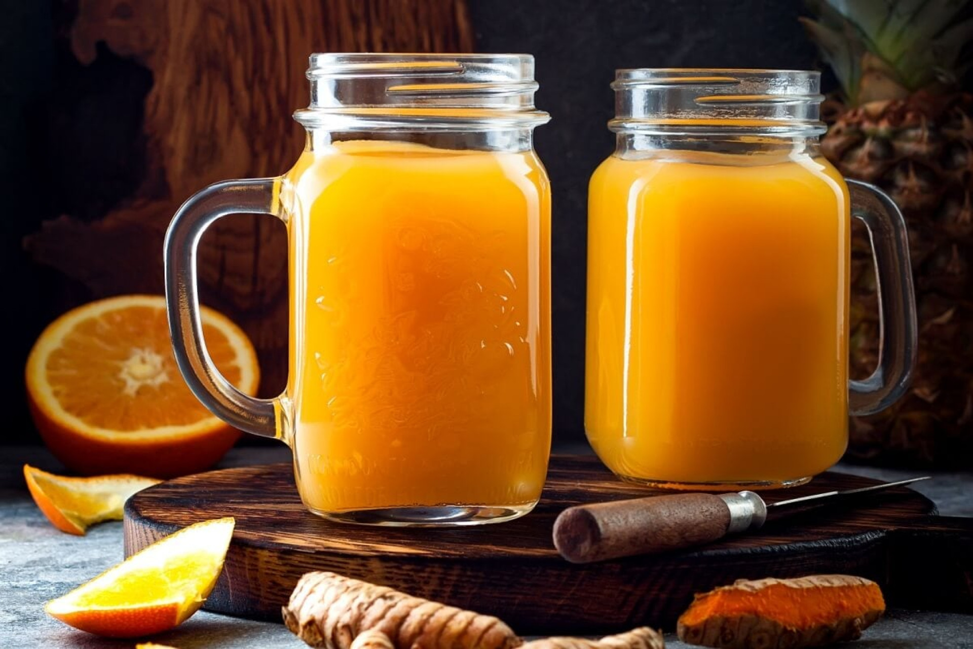 Suco de laranja, abacaxi e cúrcuma (Imagem: zarzamora | Shutterstock)