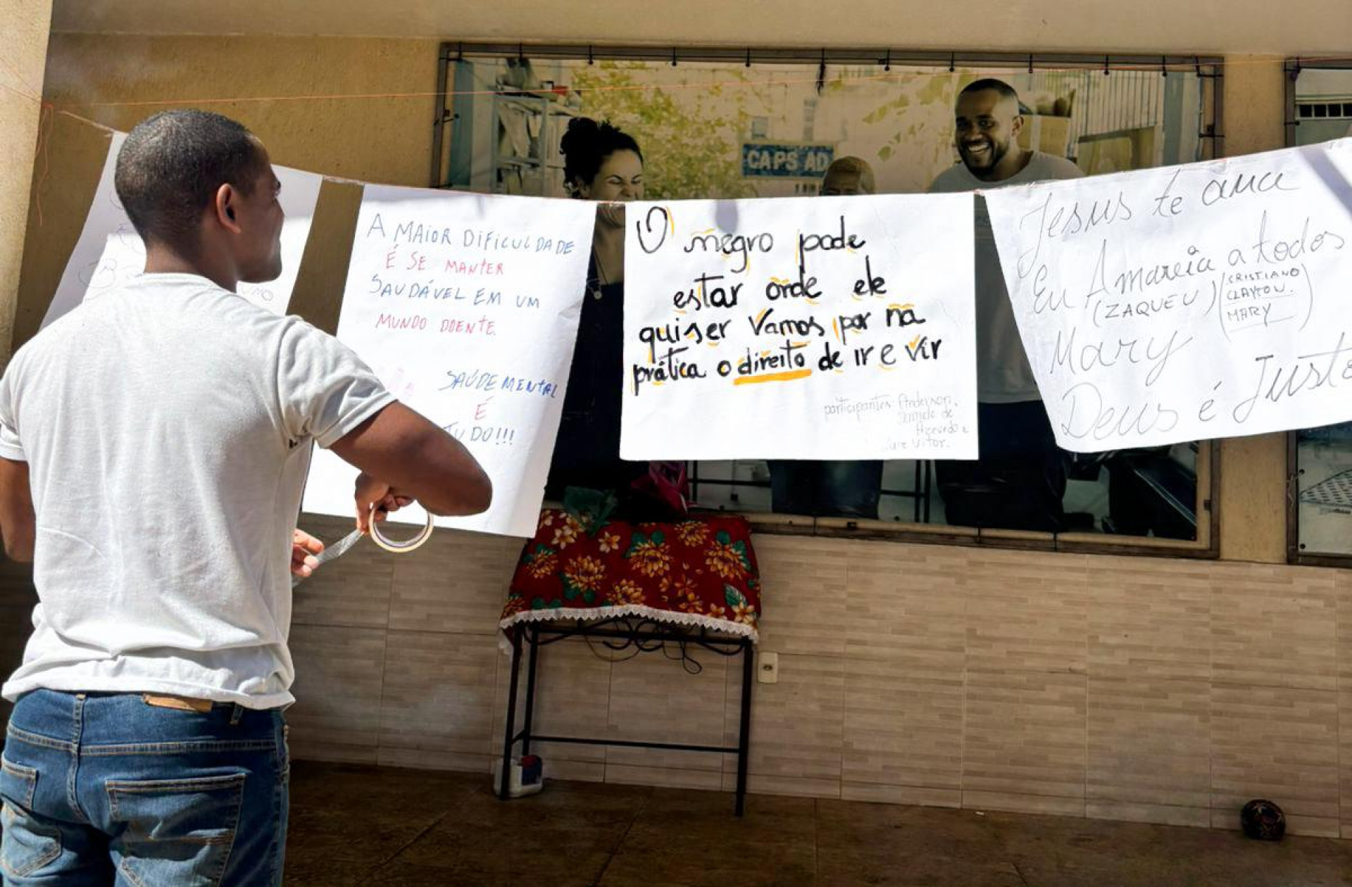 Al&eacute;m da comida t&iacute;pica e da m&uacute;sica, cartazes confeccionados pelos pr&oacute;prios usu&aacute;rios do CAPSAD foram expostos - Divulga&ccedil;&atilde;o/ PMSJM