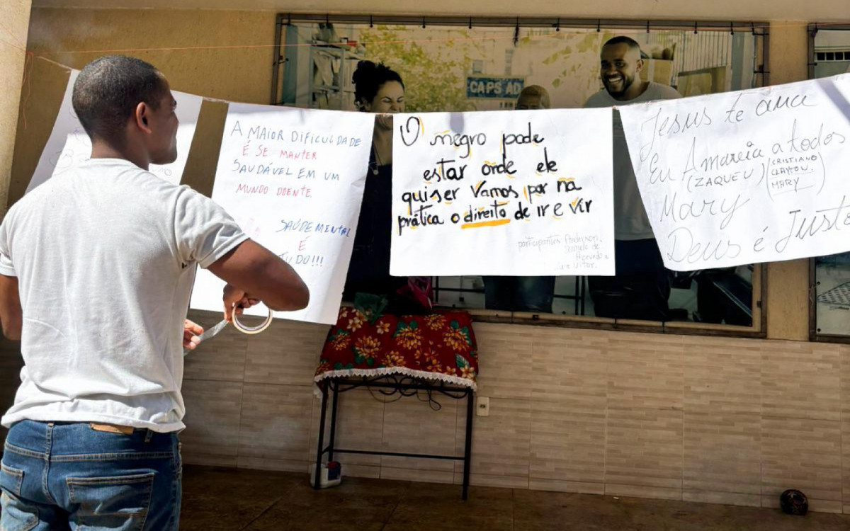 Além da comida típica e da música, cartazes confeccionados pelos próprios usuários do CAPSAD foram expostos