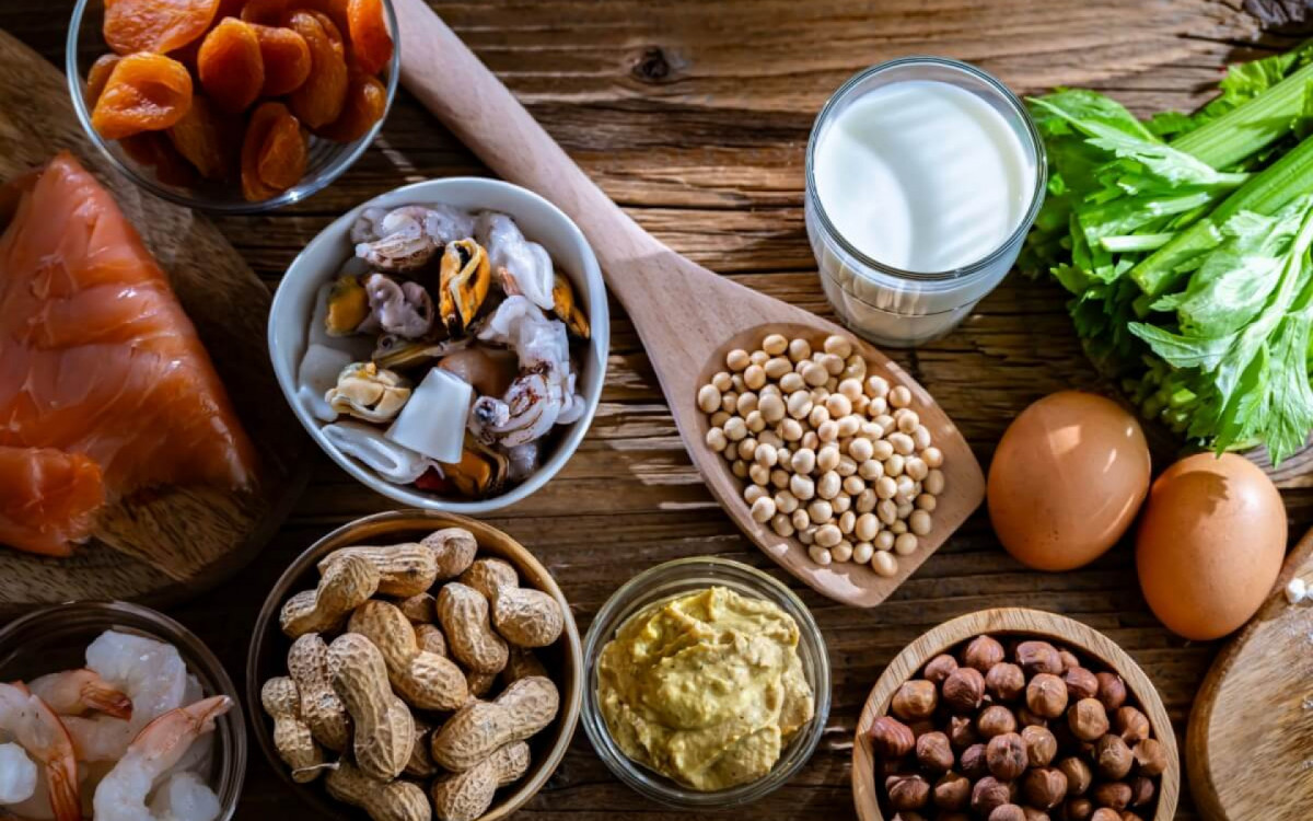 &Eacute; importante se atentar aos alimentos que costumam causar alergia (Imagem: monticello | Shutterstock)