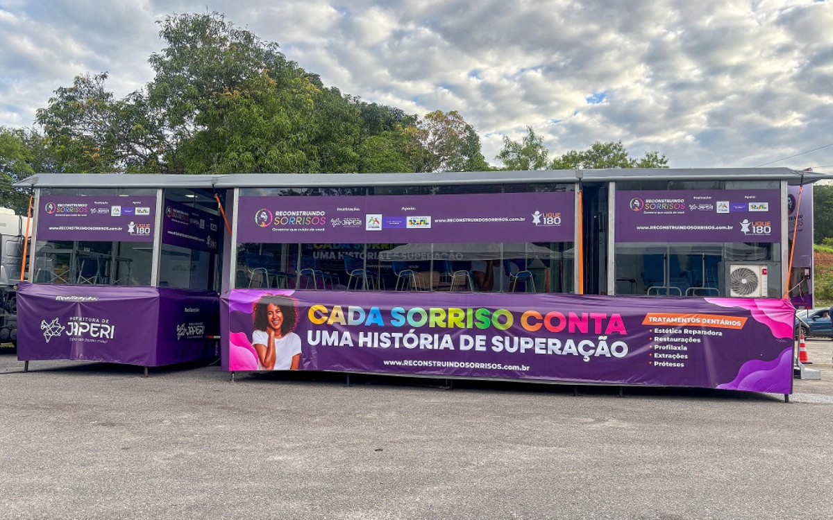 A carreta está equipada com recepção, sala de espera, sala de raio-X, três consultórios odontológicos e um consultório destinado a exames de imagem