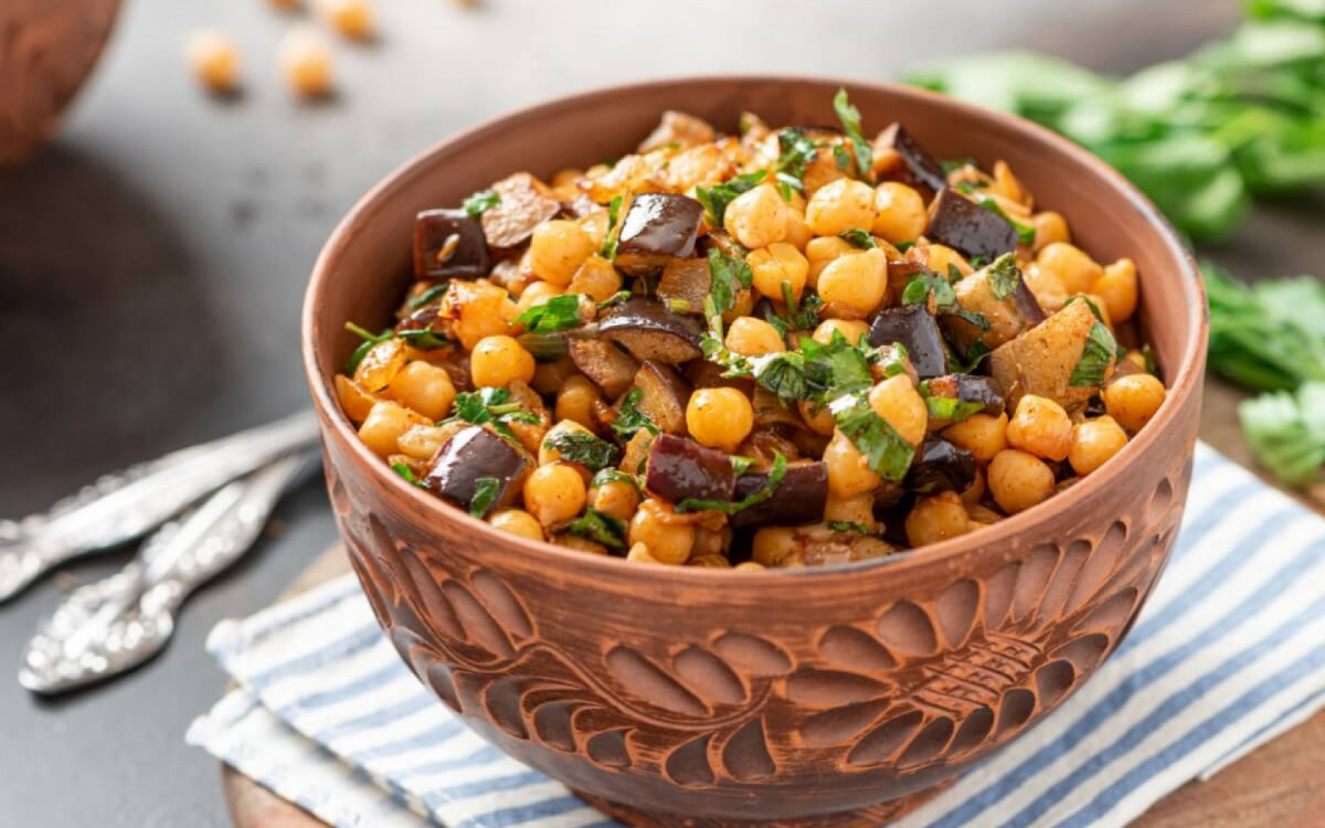 Gr&atilde;o-de-bico com berinjela salteada (Imagem: Svetlana Monyakova | Shutterstock)