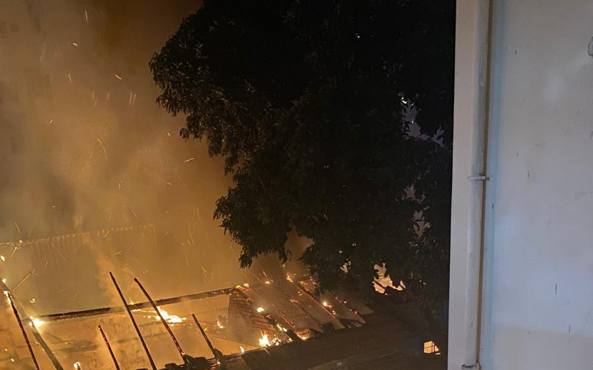  Escola Municipal Leit&atilde;o Cunha, na Tijuca, ficou destru&iacute;da ap&oacute;s inc&ecirc;ndio