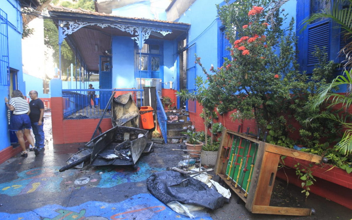 Escola Leit&atilde;o da Cunha foi interditada ap&oacute;s ser parcialmente destru&iacute;da em inc&ecirc;ndio