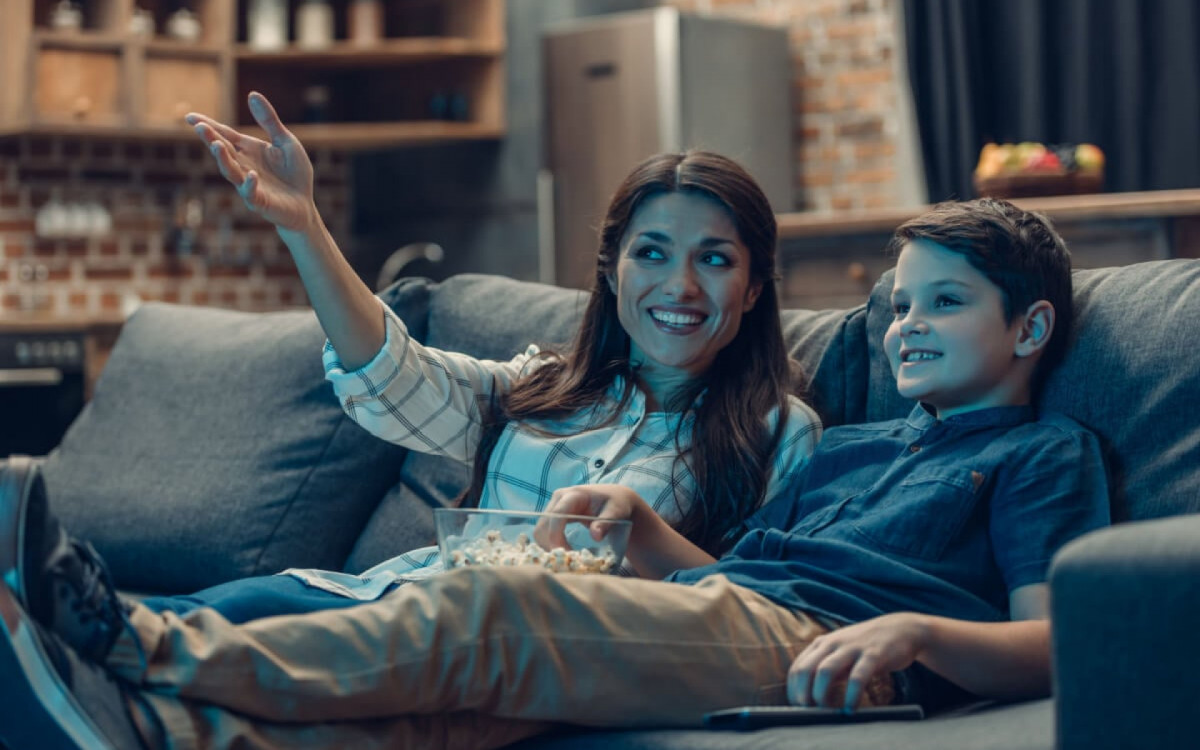 Filmes brasileiros de com&eacute;dia retratam a rela&ccedil;&atilde;o com as m&atilde;es (Imagem: fizkes | ShutterStock)