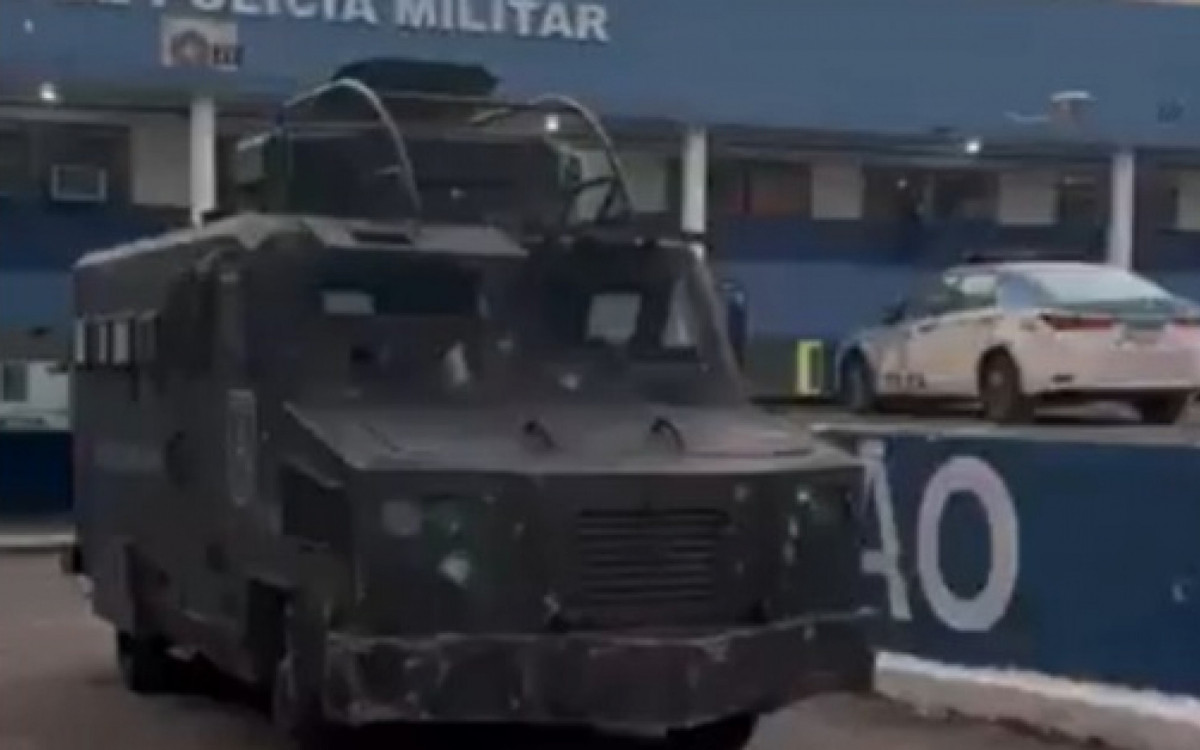 Agentes utilizam blindado para realizar operação na comunidade da Saçu, em Quintino
