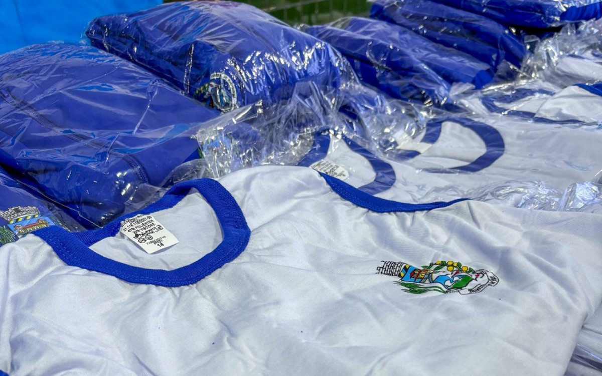 Durante o evento, os alunos realizaram um desfile exibindo com orgulho a nova vestimenta