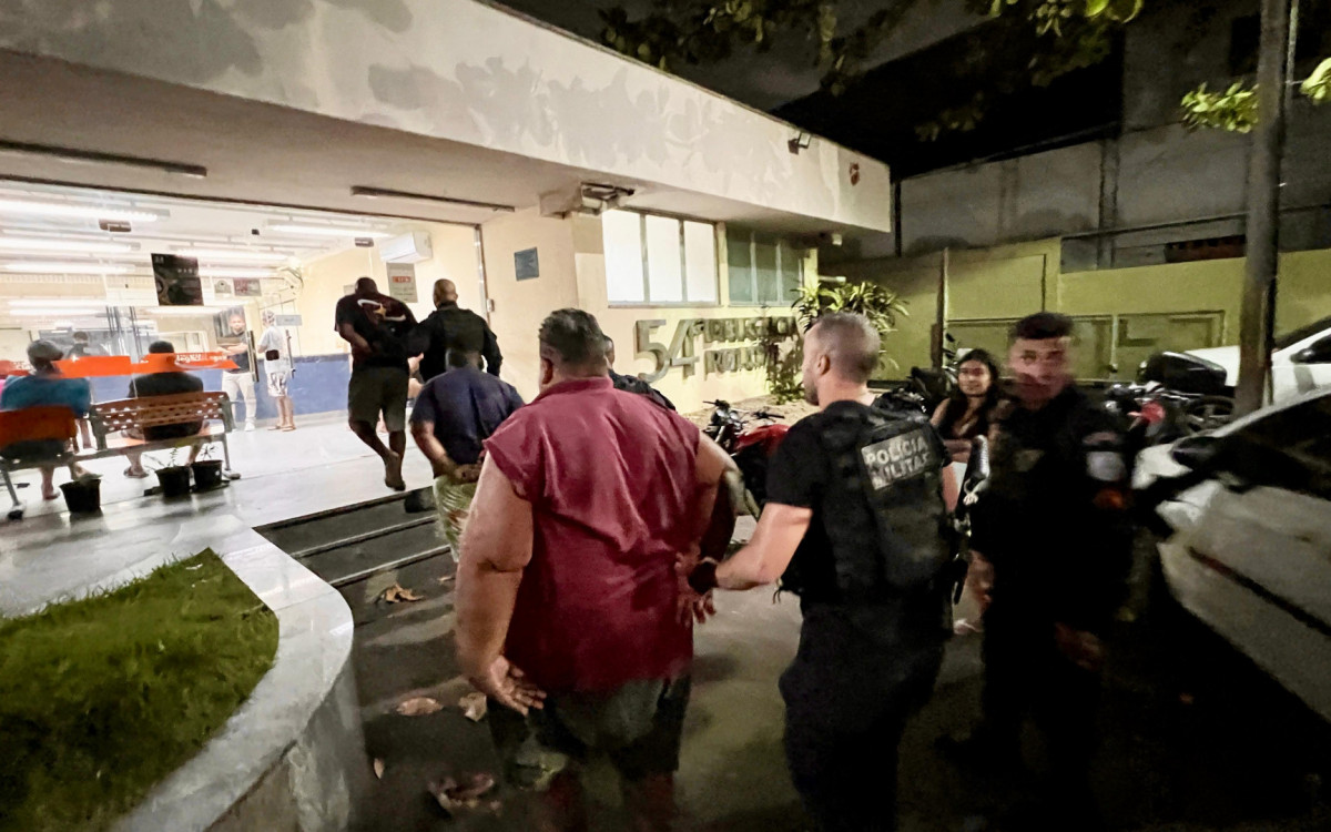 Três criminosos foram presos na operação e conduzidos para o registro policial na 54ª DP