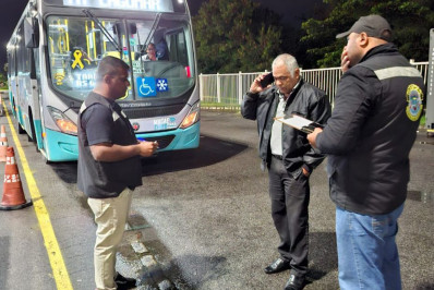 Fiscalização flagra operação de ônibus logo cedo em Macaé para garantir qualidade no transporte
