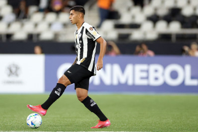 David Ricardo se destaca e acirra disputa por titularidade no Botafogo