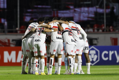 Dois torcedores do São Paulo são internados após serem atingidos por placa de metal