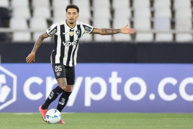 Gregore discorda de pênalti marcado para o Estudiantes em vitória do Botafogo