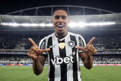 Rwan Cruz celebra gol importante pelo Botafogo e projeta 'final' pela Libertadores