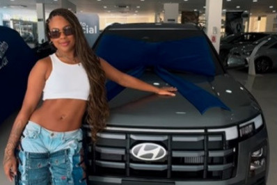 Marvvila celebra compra do primeiro carro: 'Me mimei'