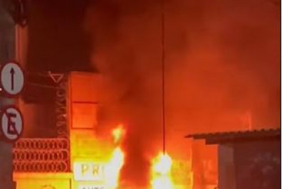 Corpo é encontrado dentro de carro incendiado por criminosos na comunidade César Maia