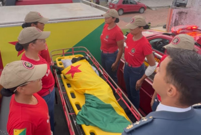 Cadela usada em resgates morre e recebe homenagem emocionante dos Bombeiros no Acre; veja vídeo