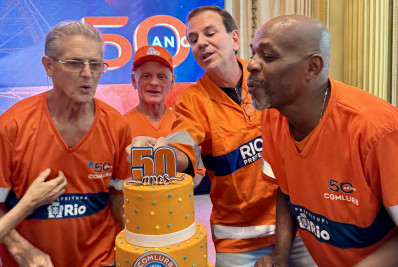 Com uniforme de gari, Paes celebra 50 anos da Comlurb: 'São o orgulho do Rio'