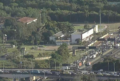 Acidente com motociclista na Linha Vermelha provoca congestionamento 