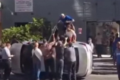 Vídeo: carro capota no Méier e populares ajudam vítimas a sair do veículo