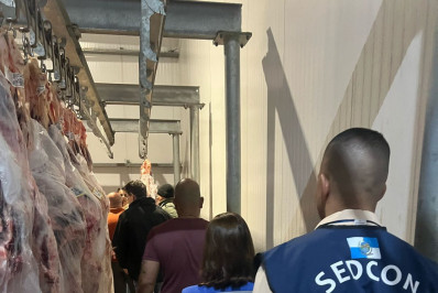 Mais de duas toneladas de alimentos impróprios são descartados em fiscalizações no estado do Rio