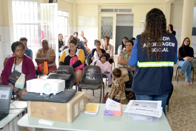 Secretária de Assistência Social participa de encontro com famílias atendidas pelo SOS de Barra Mansa