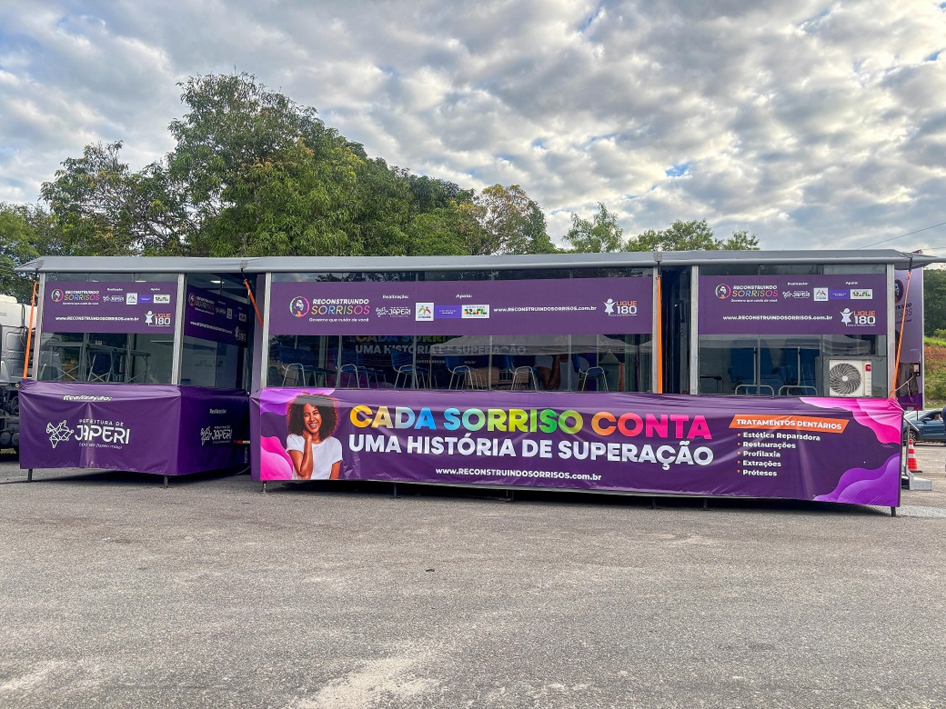 A carreta est&aacute; equipada com recep&ccedil;&atilde;o, sala de espera, sala de raio-X, tr&ecirc;s consult&oacute;rios odontol&oacute;gicos e um consult&oacute;rio destinado a exames de imagem - Suzane Vasconcellos / PMJ