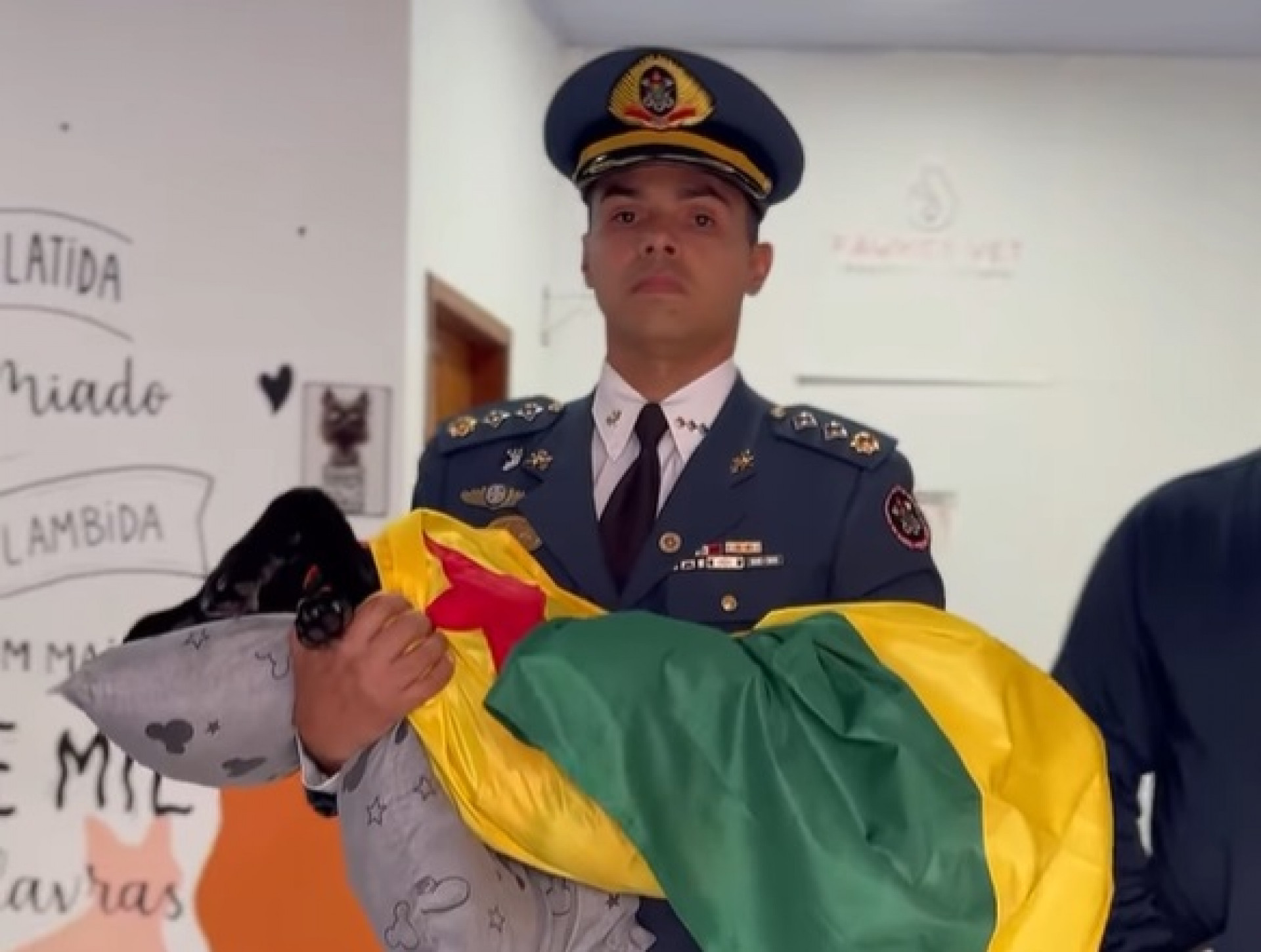 Major Dyego Vieira carrega o corpo do animal - Reprodução/Instagram