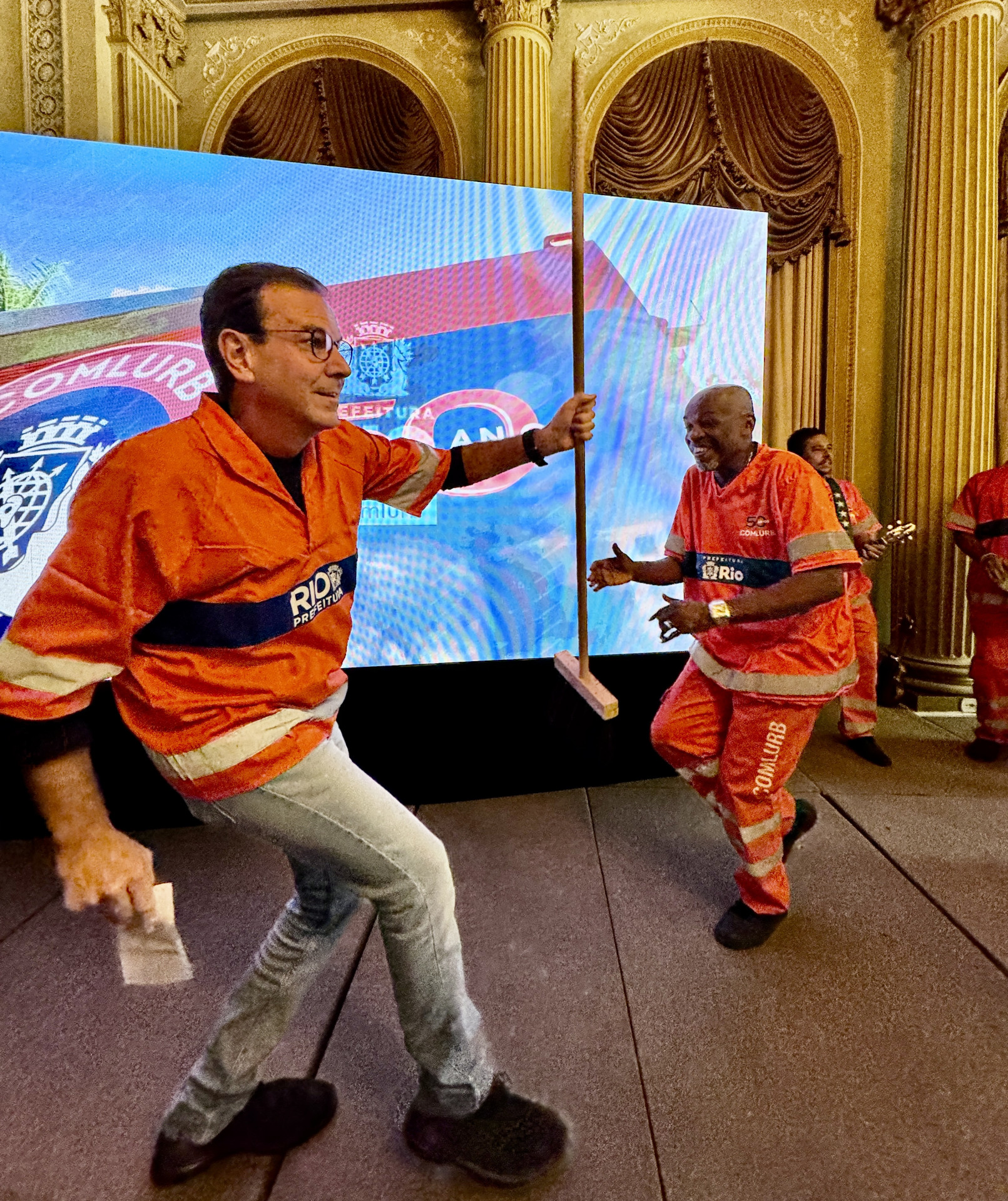 Prefeito Eduardo Paes ao lado do emblemático gari Renato Sorriso - Divulgação/Prefeitura do Rio