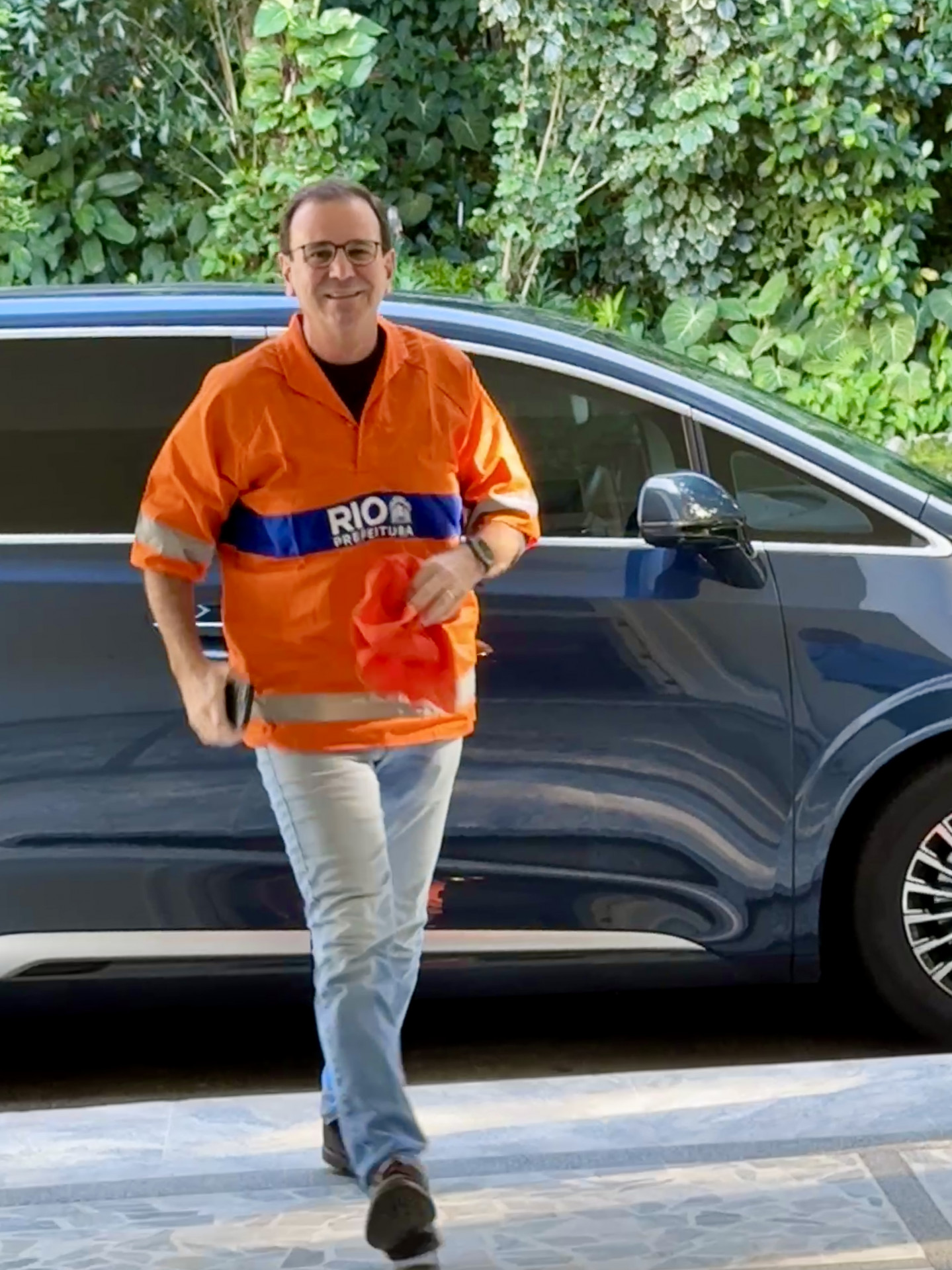 Eduardo Paes participa de cinquentenário da Comlurb vestido com o uniforme dos garis - Divulgação/Prefeitura do Rio