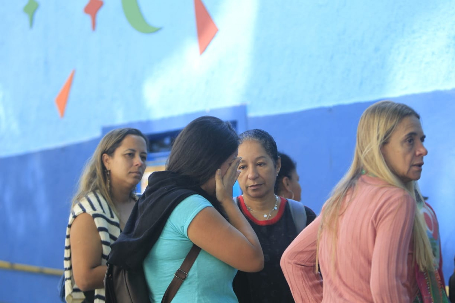 Funcionárias da Escola Municipal Leitão da Cunha emocionadas após incêndio - Reginaldo Pimenta/Agência O DIA