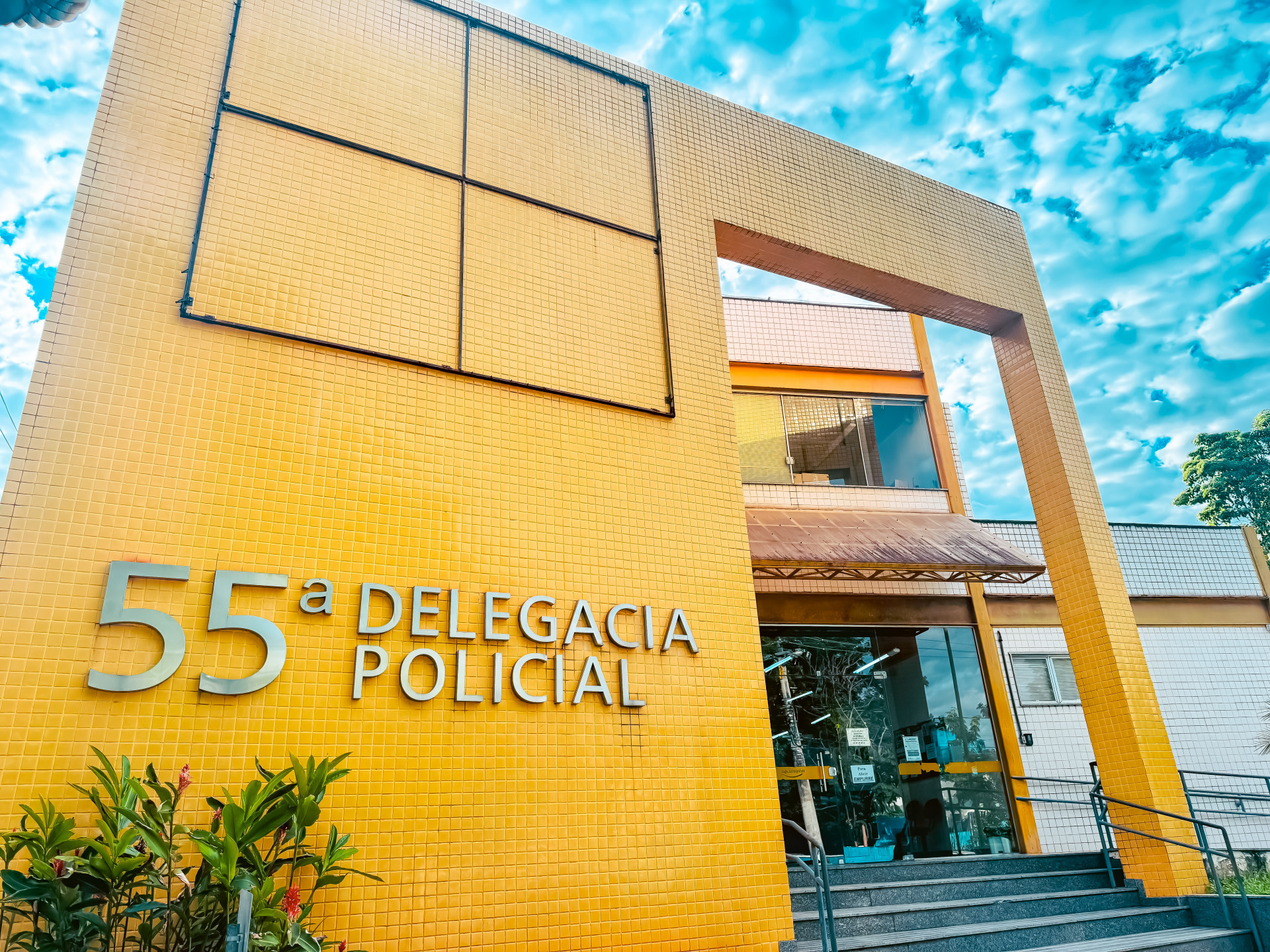 O novo espa&ccedil;o ocupa uma sala na 55&ordf; DP e contar&aacute; com profissionais capacitados para prestar apoio &agrave;s v&iacute;timas antes mesmo do registro da ocorr&ecirc;ncia policial. - Divulga&ccedil;&atilde;o / PMQ