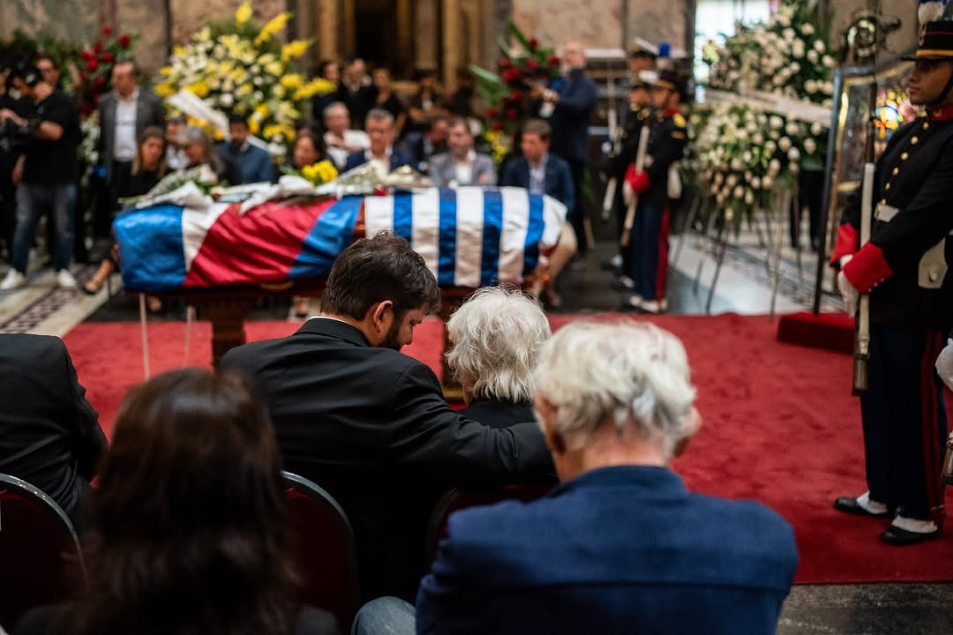 Gabriel Boric se despede de Mujica em velório no Uruguai - Reprodução / Instagram 