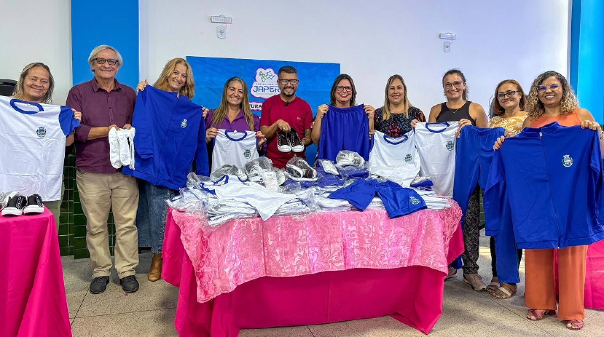As gestoras da Escola Municipal Jo&atilde;o XXIII, Cristiana do Carmo Cunha e Sheila M&aacute;rcia Moreira da Silva, tamb&eacute;m celebraram o momento - Suzane Vasconcellos / PMJ