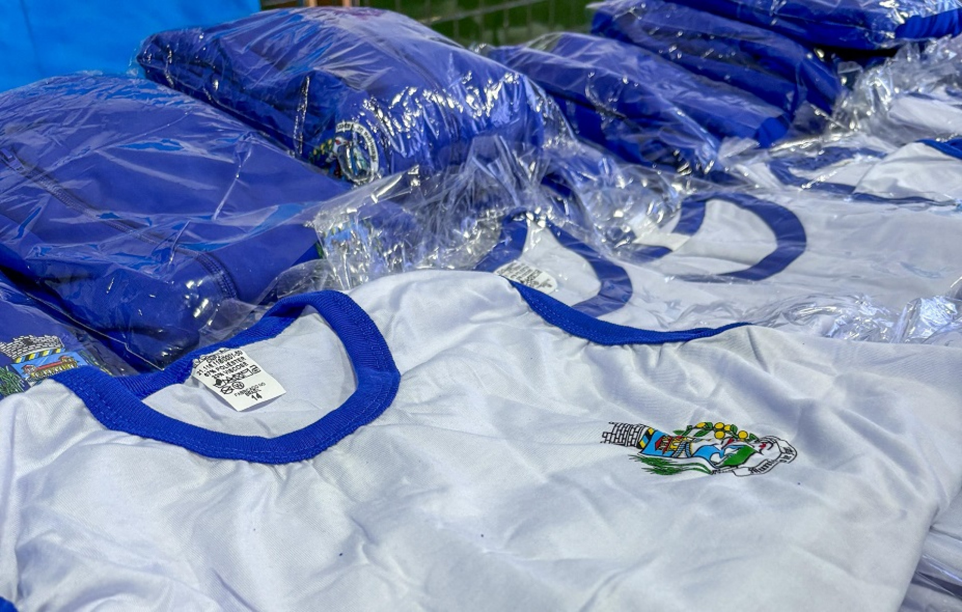 Durante o evento, os alunos realizaram um desfile exibindo com orgulho a nova vestimenta - Suzane Vasconcellos / PMJ