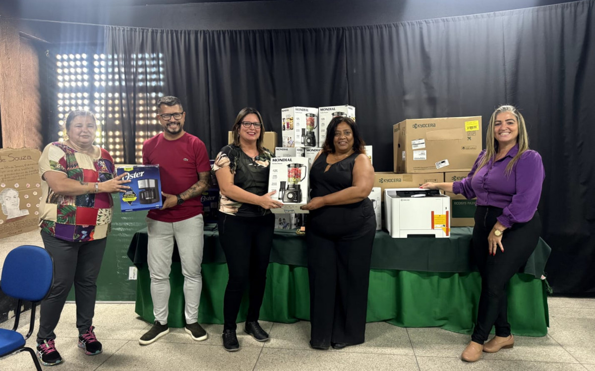 A secretária de Educação, Caroline Ontiveros, entregou os primeiros equipamentos às gestoras da unidade escolar, destacando a importância desses itens