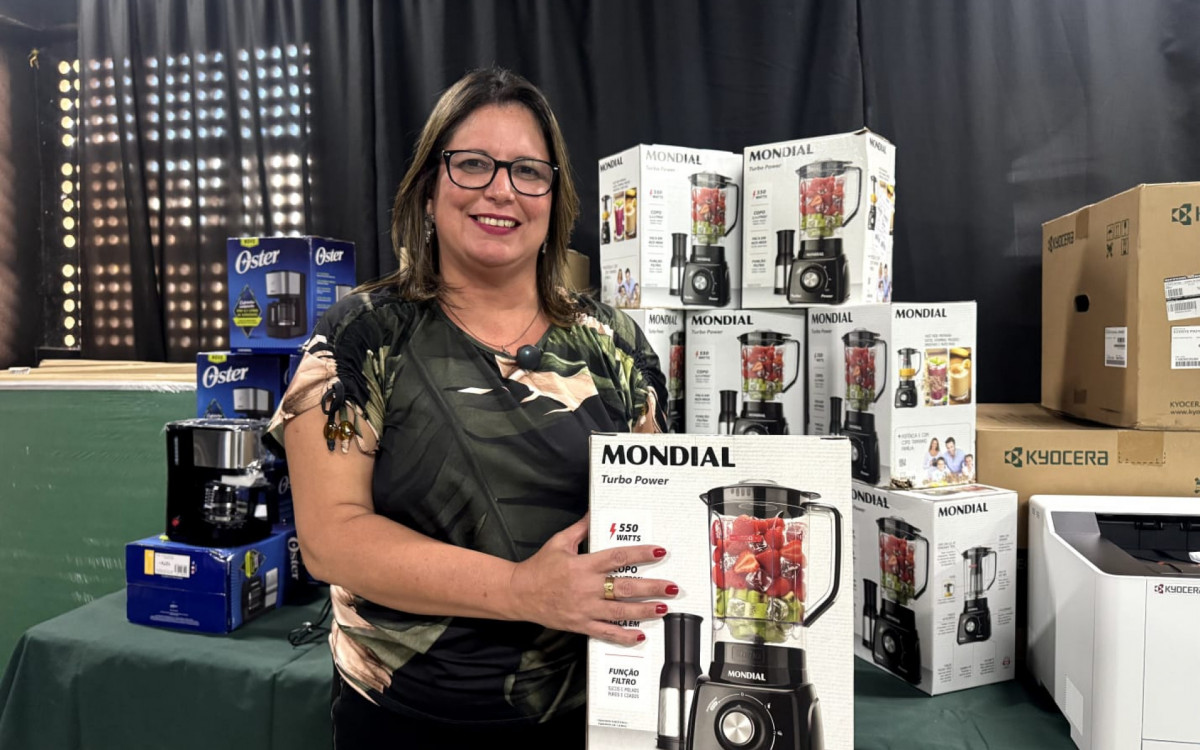 A secretária de Educação, Caroline Ontiveros, com os liquidificadores entregues nas unidades