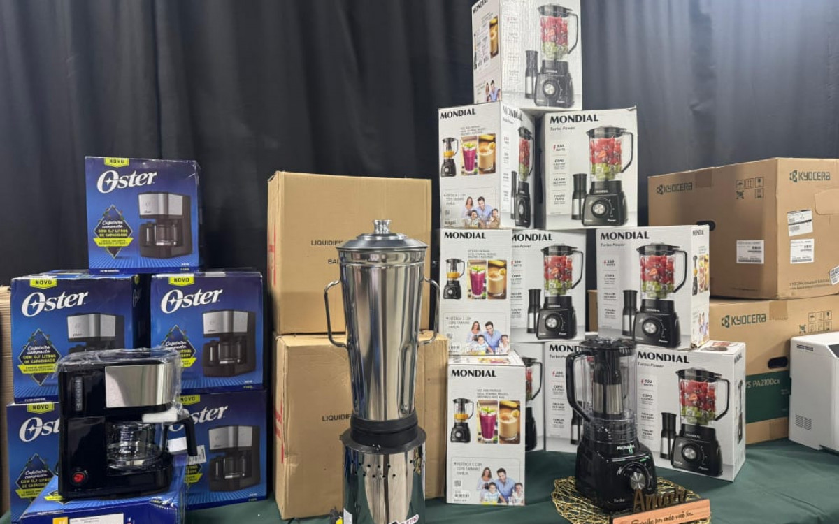 Foram adquiridas impressoras coloridas, quadros, cafeteiras, além de liquidificadores manuais e industriais