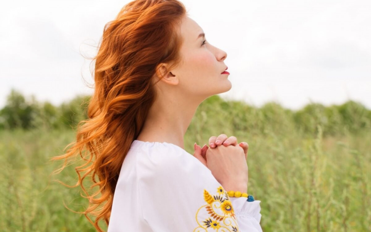 As ora&ccedil;&otilde;es s&atilde;o uma forma de alcan&ccedil;ar mais paz interior (Imagem: Malivan_Iuliia | Shutterstock)