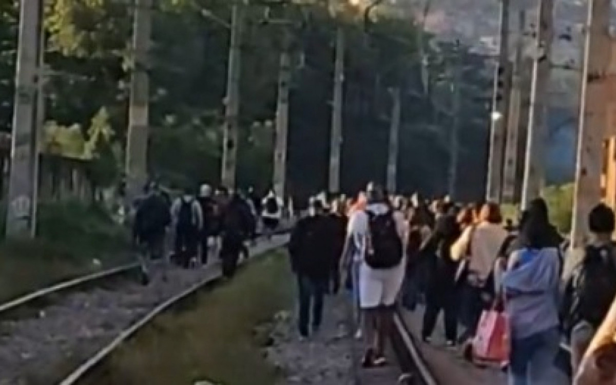 Passageiros desceram do trem e caminharam pelos trilhos