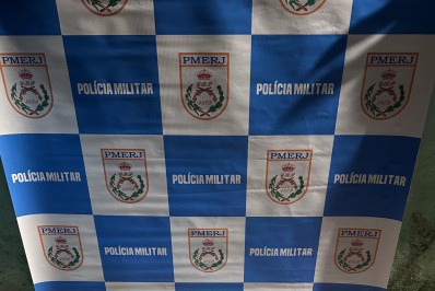 PM apreende drogas e rádio comunicador em Nilópolis