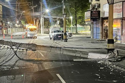 Carro derruba poste e interdita rua no Méier