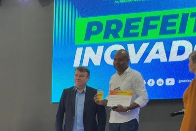 Prefeito de Búzios, Alexandre Martins, é homenageado no Fórum de Cidades Digitais e Inteligentes