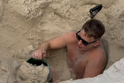 Vídeo: Turista fica preso em buraco cavado por ele próprio na Praia de Copacabana