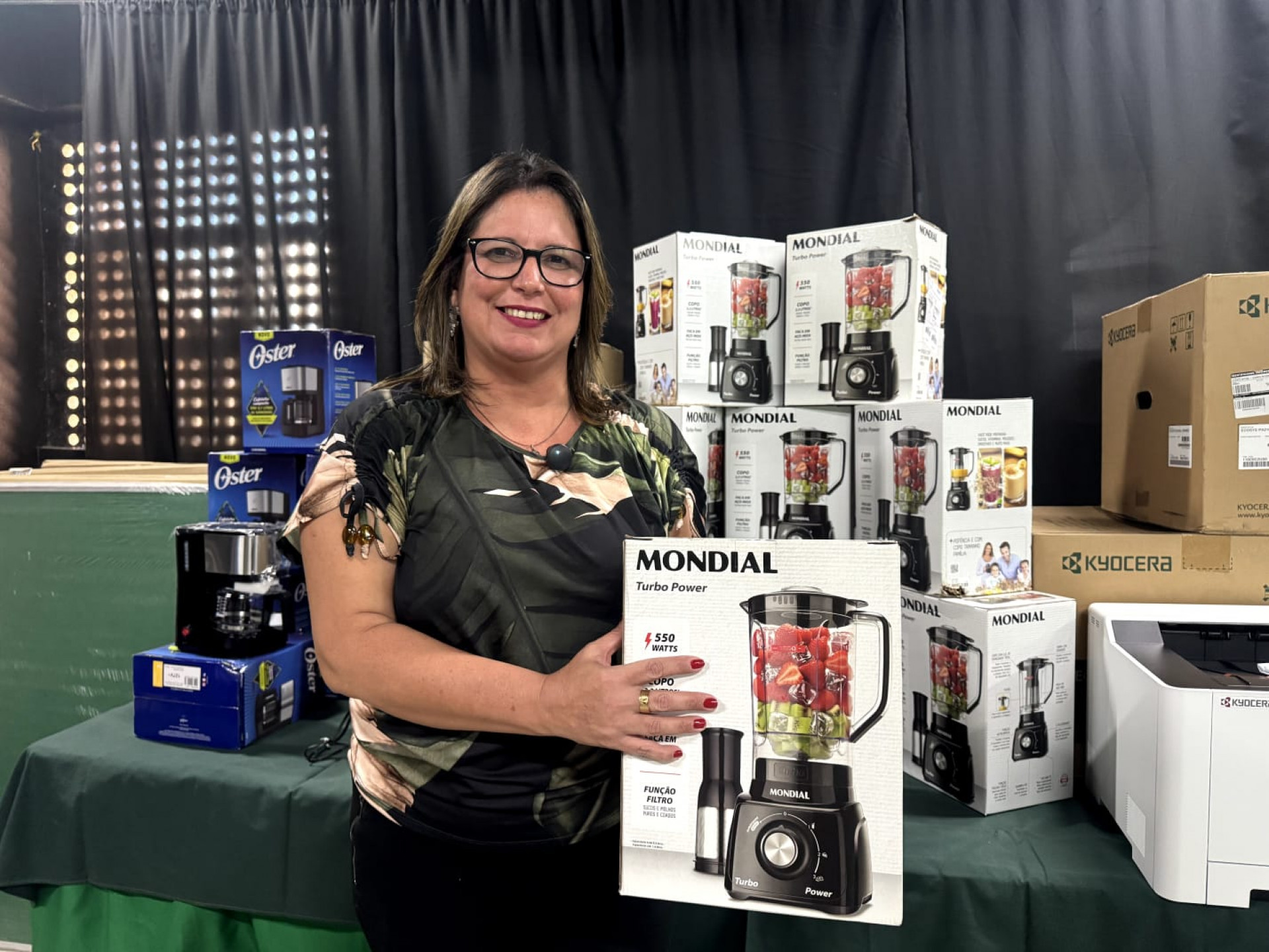 A secret&aacute;ria de Educa&ccedil;&atilde;o, Caroline Ontiveros, com os liquidificadores entregues nas unidades - Divulga&ccedil;&atilde;o / PMJ