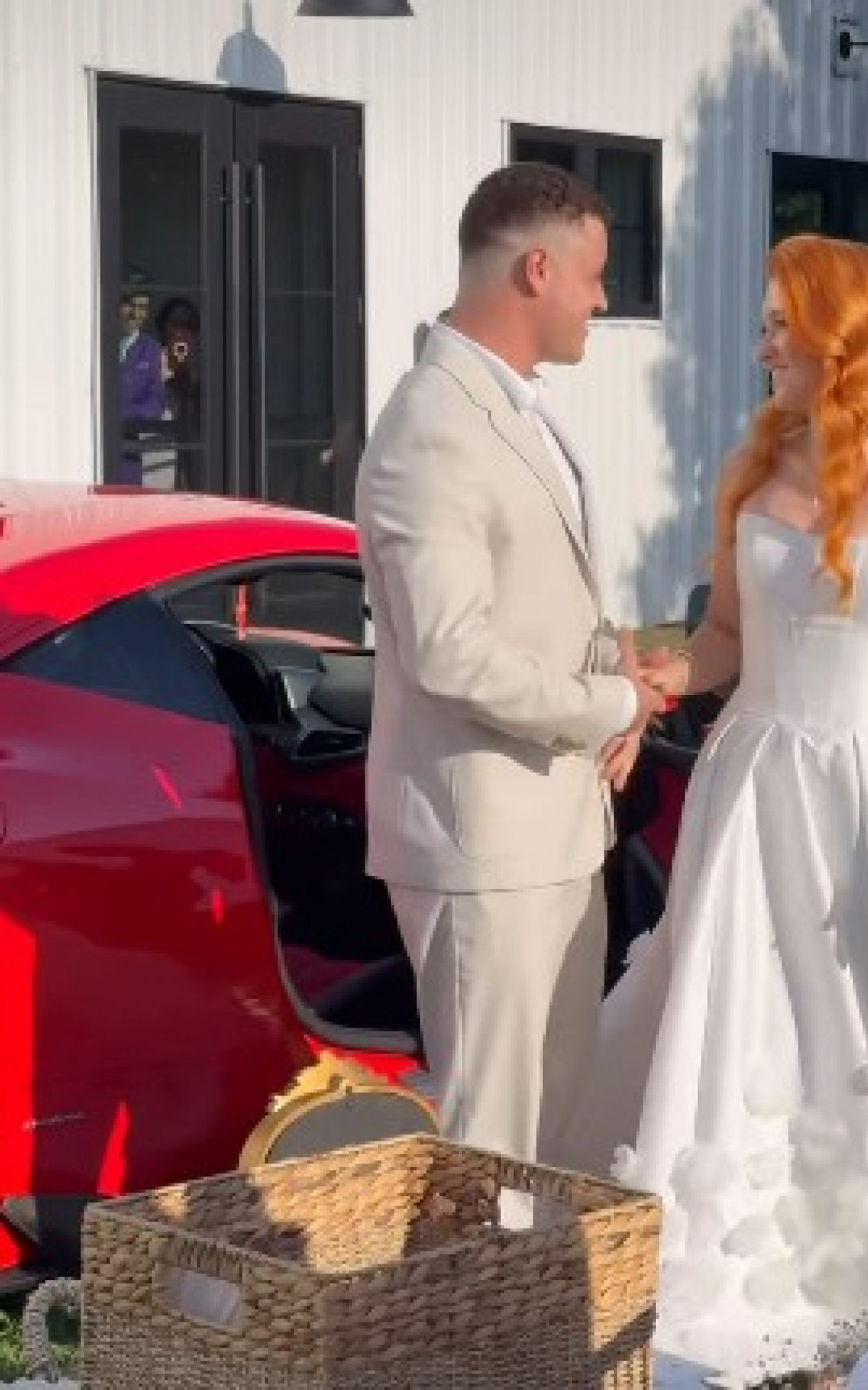 Gabriel Grafino e Sofia Liberato chegam em ferrari vermelha ao casamento - Reprodução/Instagram