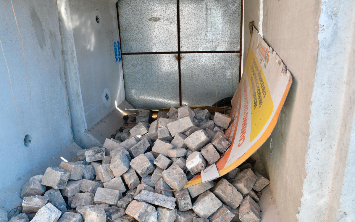 No centro de reciclagem foram encontradas diversas unidades de intertravados que são utilizados em obras