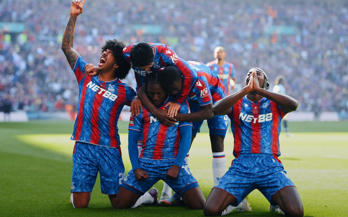 Craque do Palace, Eberechi Eze, ao centro, marcou o único gol da partida