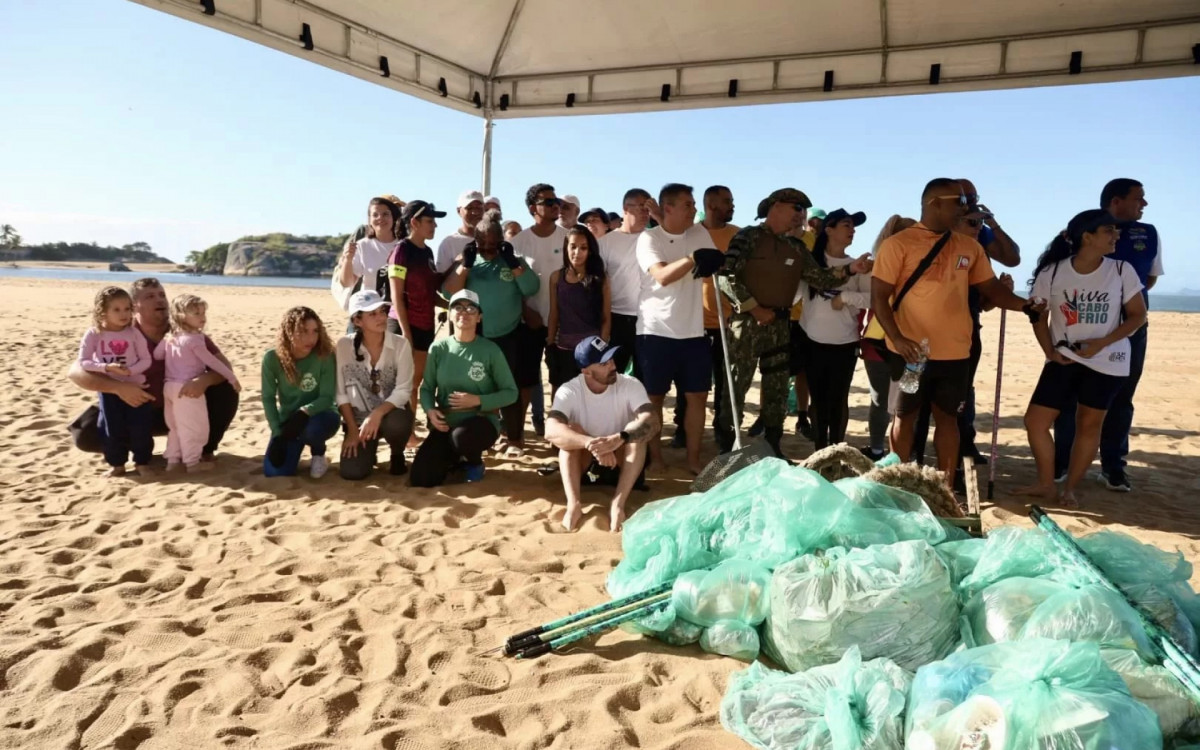 Prefeito Dr. Serginho (PL), participa de um mutirão de limpeza no Pontal de Santo Antônio